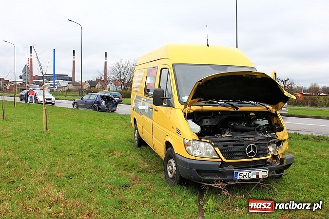 Zdjęcie w galerii na portalu naszraciborz.pl: Kolejne zderzenie na feralnym zakręcie wiadomości z regionu