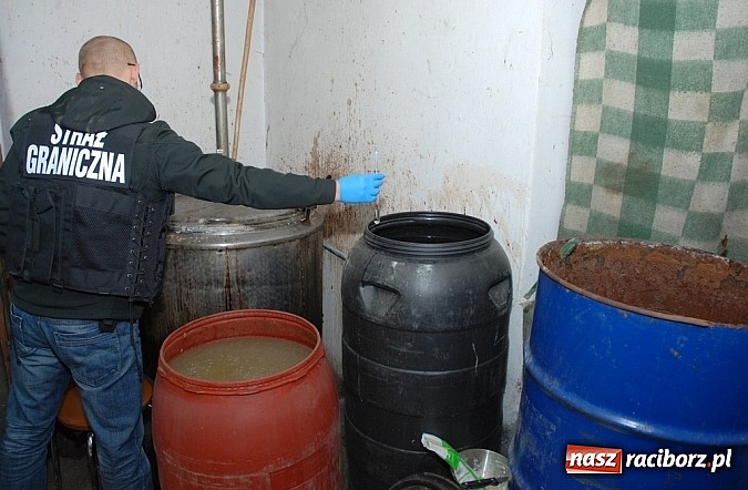 Zdjęcie w galerii na portalu naszraciborz.pl: Ponad 250 litrów nielegalnego alkoholu wiadomości z regionu