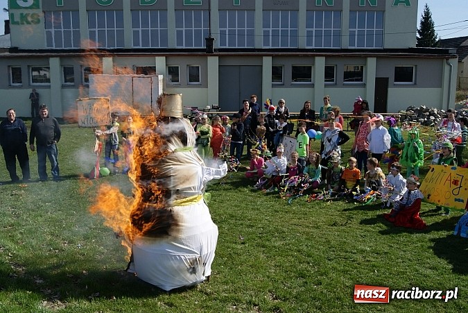 Zdjęcie w galerii na portalu naszraciborz.pl: W Studziennej znów spalono bałwana  wiadomości z regionu