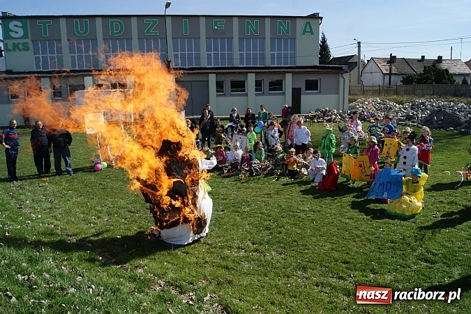 Zdjęcie w galerii na portalu naszraciborz.pl: W Studziennej znów spalono bałwana  wiadomości z regionu