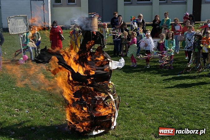 Zdjęcie w galerii na portalu naszraciborz.pl: W Studziennej znów spalono bałwana  wiadomości z regionu