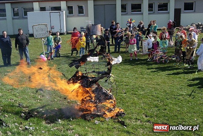 Zdjęcie w galerii na portalu naszraciborz.pl: W Studziennej znów spalono bałwana  wiadomości z regionu
