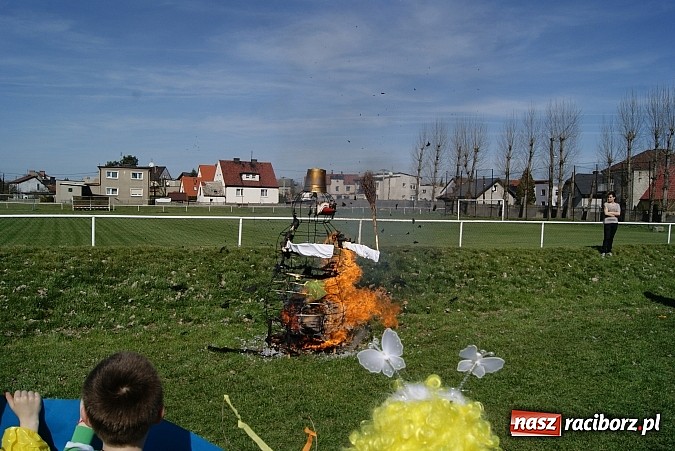 Zdjęcie w galerii na portalu naszraciborz.pl: W Studziennej znów spalono bałwana  wiadomości z regionu