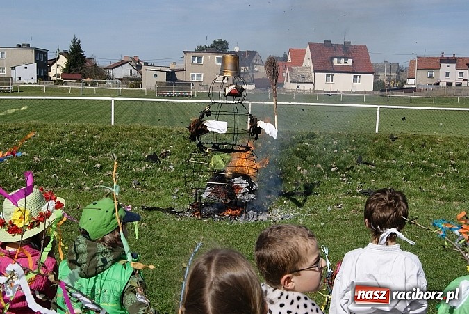 Zdjęcie w galerii na portalu naszraciborz.pl: W Studziennej znów spalono bałwana  wiadomości z regionu