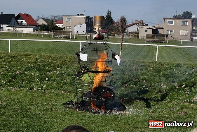 Zdjęcie w galerii na portalu naszraciborz.pl: W Studziennej znów spalono bałwana  wiadomości z regionu