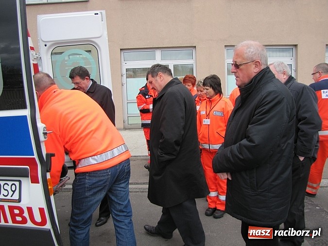 Zdjęcie w galerii na portalu naszraciborz.pl: Nowa karetka oficjalnie w rękach pogotowia wiadomości z regionu