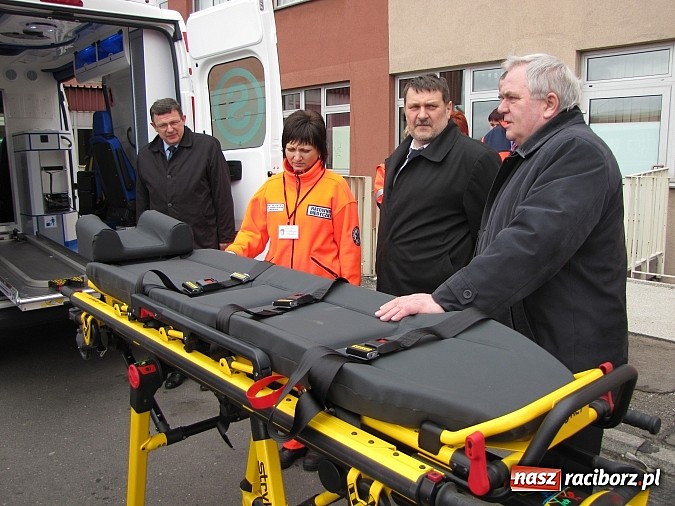 Zdjęcie w galerii na portalu naszraciborz.pl: Nowa karetka oficjalnie w rękach pogotowia wiadomości z regionu