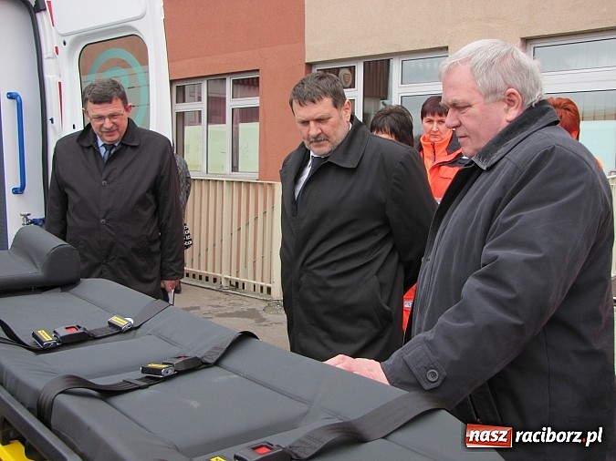 Zdjęcie w galerii na portalu naszraciborz.pl: Nowa karetka oficjalnie w rękach pogotowia wiadomości z regionu
