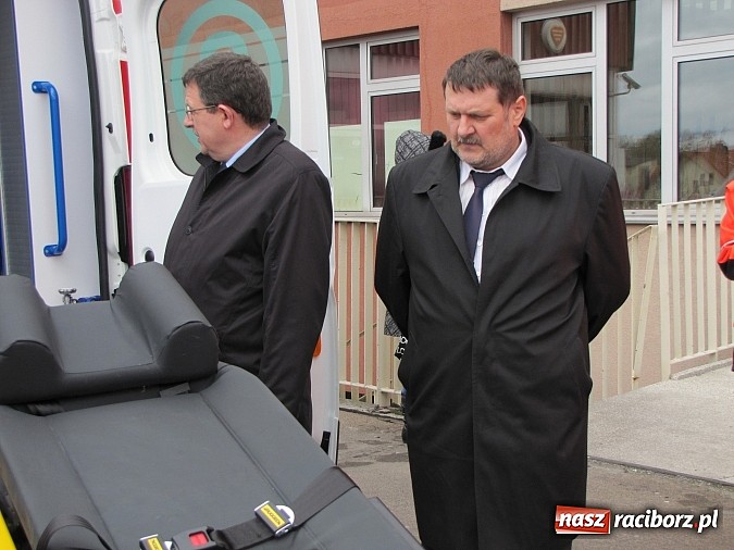 Zdjęcie w galerii na portalu naszraciborz.pl: Nowa karetka oficjalnie w rękach pogotowia wiadomości z regionu