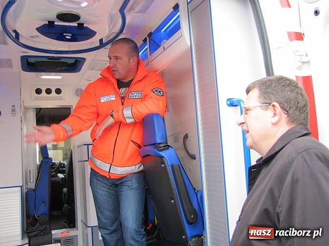 Zdjęcie w galerii na portalu naszraciborz.pl: Nowa karetka oficjalnie w rękach pogotowia wiadomości z regionu