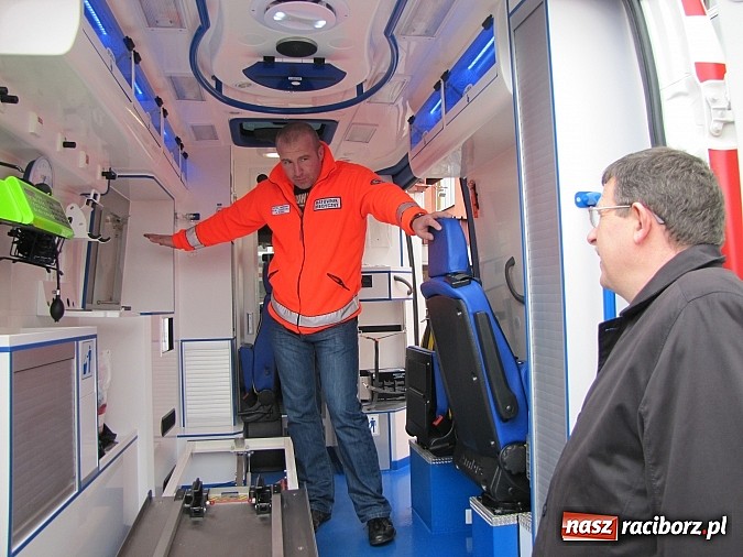 Zdjęcie w galerii na portalu naszraciborz.pl: Nowa karetka oficjalnie w rękach pogotowia wiadomości z regionu