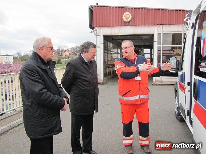 Zdjęcie w galerii na portalu naszraciborz.pl: Nowa karetka oficjalnie w rękach pogotowia wiadomości z regionu