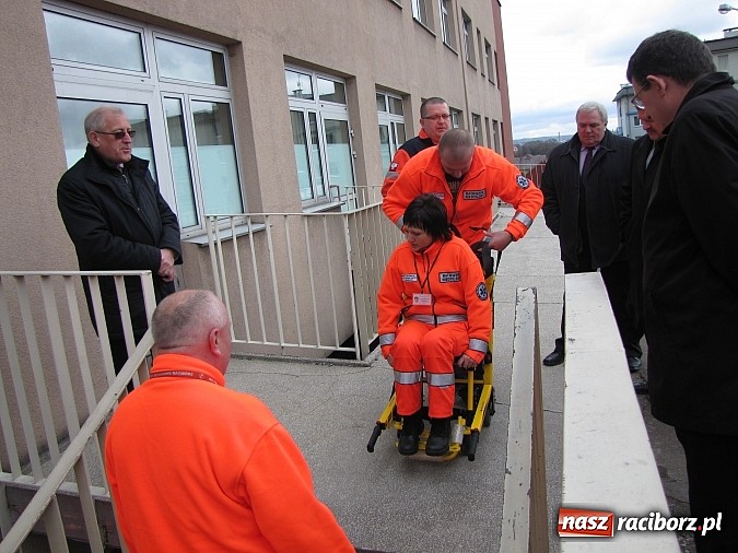 Zdjęcie w galerii na portalu naszraciborz.pl: Nowa karetka oficjalnie w rękach pogotowia wiadomości z regionu