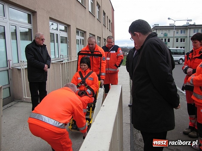 Zdjęcie w galerii na portalu naszraciborz.pl: Nowa karetka oficjalnie w rękach pogotowia wiadomości z regionu
