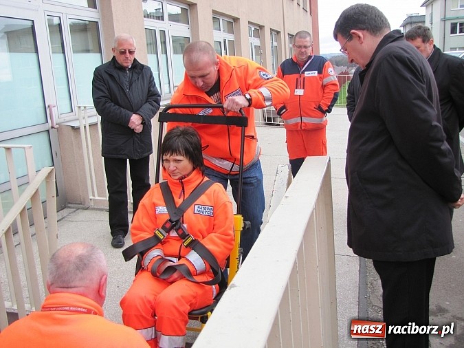 Zdjęcie w galerii na portalu naszraciborz.pl: Nowa karetka oficjalnie w rękach pogotowia wiadomości z regionu