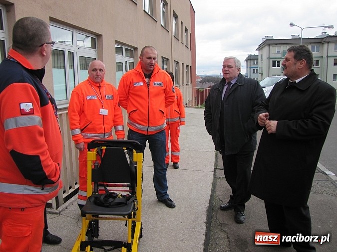 Zdjęcie w galerii na portalu naszraciborz.pl: Nowa karetka oficjalnie w rękach pogotowia wiadomości z regionu