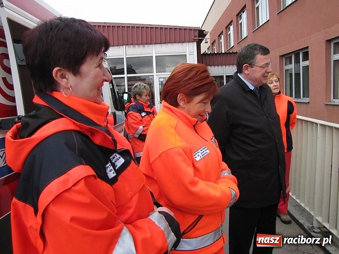 Zdjęcie w galerii na portalu naszraciborz.pl: Nowa karetka oficjalnie w rękach pogotowia wiadomości z regionu