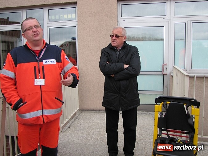 Zdjęcie w galerii na portalu naszraciborz.pl: Nowa karetka oficjalnie w rękach pogotowia wiadomości z regionu
