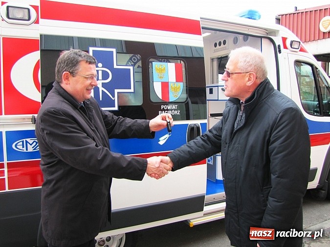 Zdjęcie w galerii na portalu naszraciborz.pl: Nowa karetka oficjalnie w rękach pogotowia wiadomości z regionu