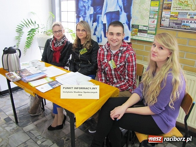 Zdjęcie w galerii na portalu naszraciborz.pl: Dni otwarte w PWSZ. Studenci zachęcali maturzystów do studiowania w Raciborzu wiadomości z regionu