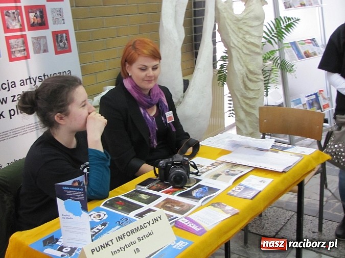 Zdjęcie w galerii na portalu naszraciborz.pl: Dni otwarte w PWSZ. Studenci zachęcali maturzystów do studiowania w Raciborzu wiadomości z regionu