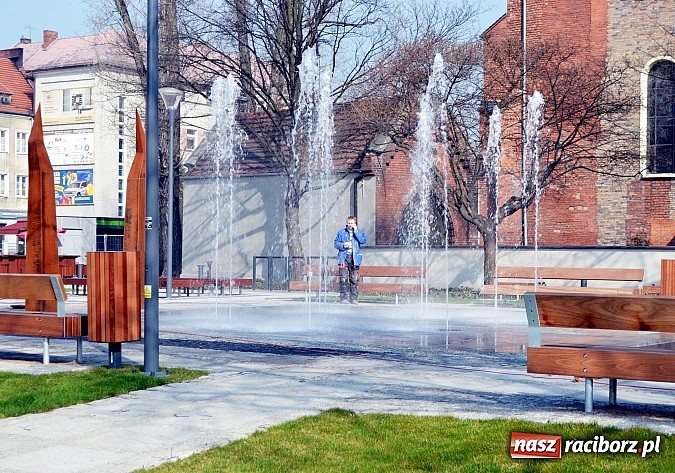 Zdjęcie w galerii na portalu naszraciborz.pl: Na Skwerze ks. Pieczki już tryska woda wiadomości z regionu