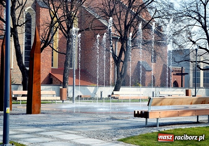 Zdjęcie w galerii na portalu naszraciborz.pl: Na Skwerze ks. Pieczki już tryska woda wiadomości z regionu