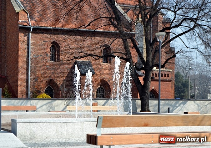 Zdjęcie w galerii na portalu naszraciborz.pl: Na Skwerze ks. Pieczki już tryska woda wiadomości z regionu