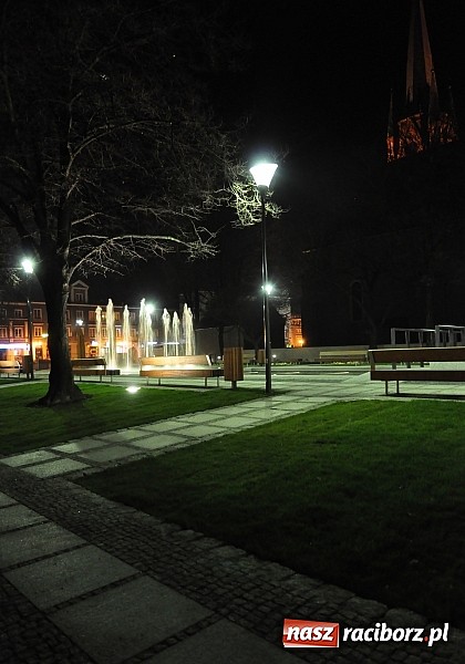 Zdjęcie w galerii na portalu naszraciborz.pl: Na Skwerze ks. Pieczki już tryska woda wiadomości z regionu