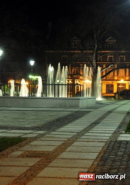Zdjęcie w galerii na portalu naszraciborz.pl: Na Skwerze ks. Pieczki już tryska woda wiadomości z regionu