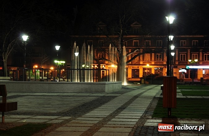 Zdjęcie w galerii na portalu naszraciborz.pl: Na Skwerze ks. Pieczki już tryska woda wiadomości z regionu