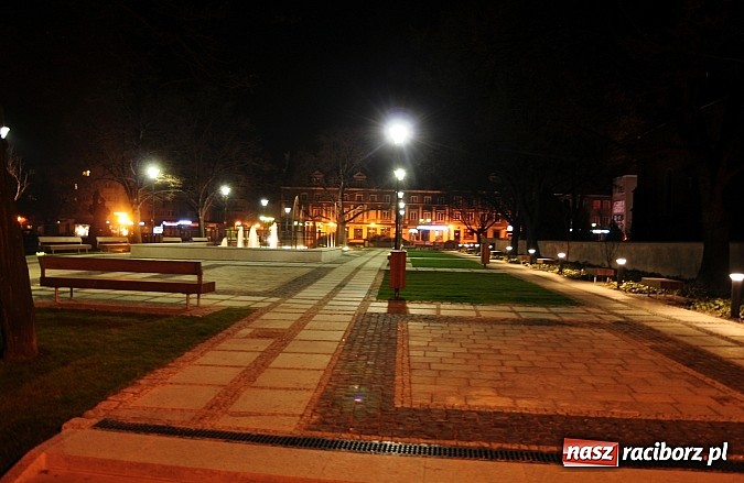 Zdjęcie w galerii na portalu naszraciborz.pl: Na Skwerze ks. Pieczki już tryska woda wiadomości z regionu