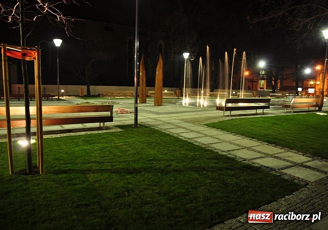 Zdjęcie w galerii na portalu naszraciborz.pl: Na Skwerze ks. Pieczki już tryska woda wiadomości z regionu
