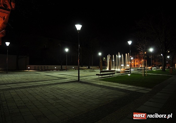 Zdjęcie w galerii na portalu naszraciborz.pl: Na Skwerze ks. Pieczki już tryska woda wiadomości z regionu