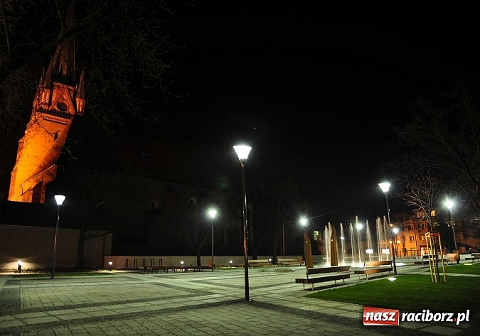 Zdjęcie w galerii na portalu naszraciborz.pl: Na Skwerze ks. Pieczki już tryska woda wiadomości z regionu