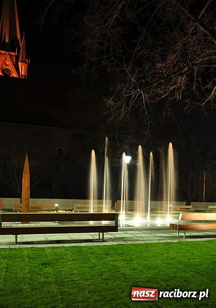Zdjęcie w galerii na portalu naszraciborz.pl: Na Skwerze ks. Pieczki już tryska woda wiadomości z regionu