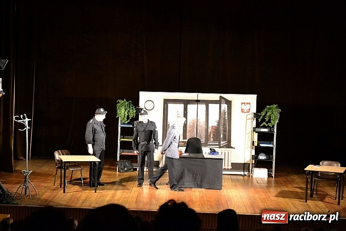 Zdjęcie w galerii na portalu naszraciborz.pl: Zwariowany komisariat w Kuźni Raciborskiej wiadomości z regionu