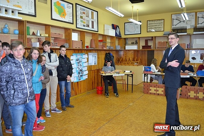 Zdjęcie w galerii na portalu naszraciborz.pl: Spacer szlakiem szk&oacute;ł ponadgimnazjalnych wiadomości z regionu