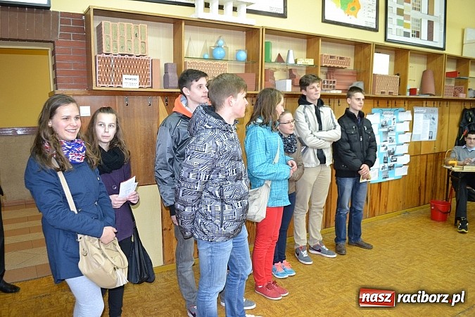 Zdjęcie w galerii na portalu naszraciborz.pl: Spacer szlakiem szk&oacute;ł ponadgimnazjalnych wiadomości z regionu