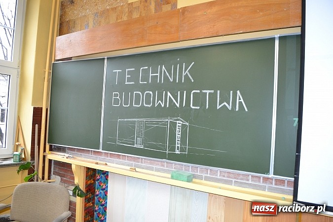 Zdjęcie w galerii na portalu naszraciborz.pl: Spacer szlakiem szk&oacute;ł ponadgimnazjalnych wiadomości z regionu