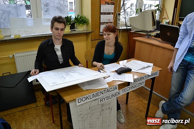 Zdjęcie w galerii na portalu naszraciborz.pl: Spacer szlakiem szk&oacute;ł ponadgimnazjalnych wiadomości z regionu