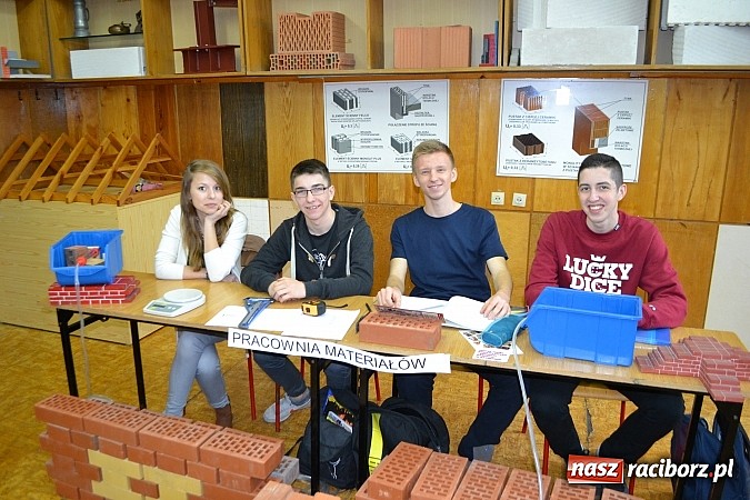 Zdjęcie w galerii na portalu naszraciborz.pl: Spacer szlakiem szk&oacute;ł ponadgimnazjalnych wiadomości z regionu