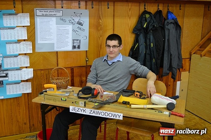 Zdjęcie w galerii na portalu naszraciborz.pl: Spacer szlakiem szk&oacute;ł ponadgimnazjalnych wiadomości z regionu