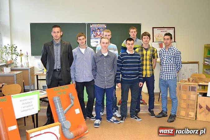 Zdjęcie w galerii na portalu naszraciborz.pl: Spacer szlakiem szk&oacute;ł ponadgimnazjalnych wiadomości z regionu