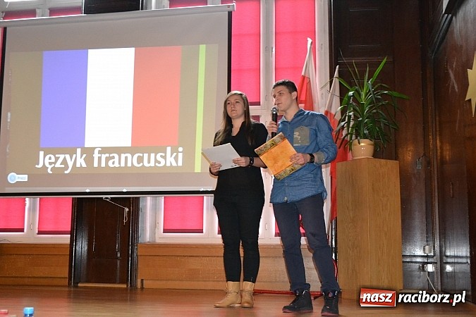 Zdjęcie w galerii na portalu naszraciborz.pl: Spacer szlakiem szk&oacute;ł ponadgimnazjalnych wiadomości z regionu