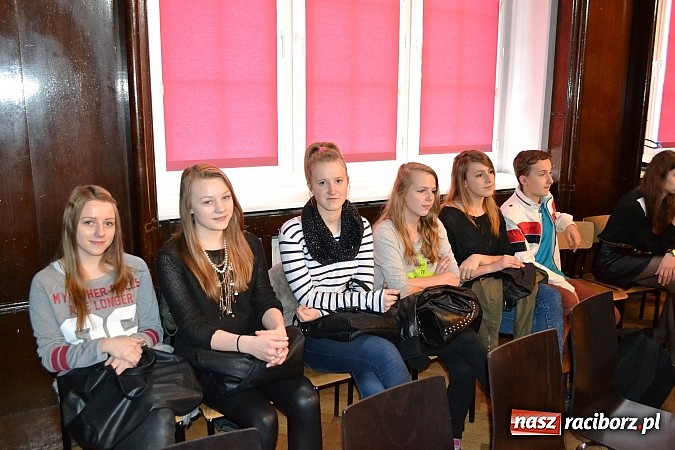 Zdjęcie w galerii na portalu naszraciborz.pl: Spacer szlakiem szk&oacute;ł ponadgimnazjalnych wiadomości z regionu