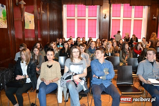Zdjęcie w galerii na portalu naszraciborz.pl: Spacer szlakiem szk&oacute;ł ponadgimnazjalnych wiadomości z regionu