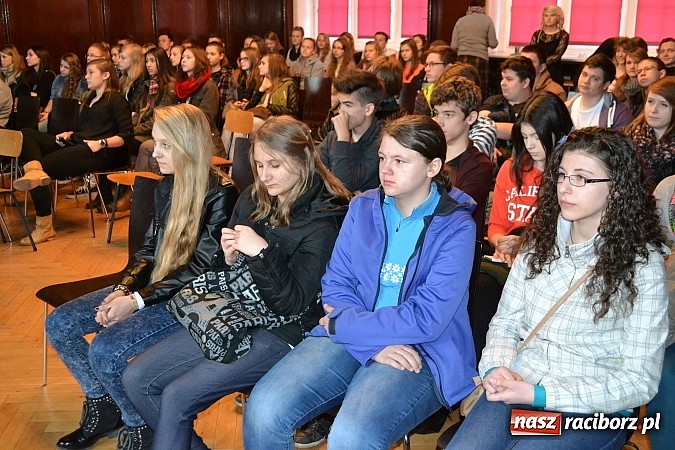 Zdjęcie w galerii na portalu naszraciborz.pl: Spacer szlakiem szk&oacute;ł ponadgimnazjalnych wiadomości z regionu