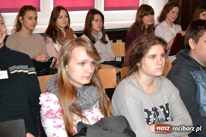 Zdjęcie w galerii na portalu naszraciborz.pl: Spacer szlakiem szk&oacute;ł ponadgimnazjalnych wiadomości z regionu