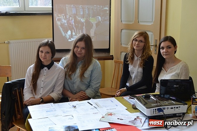 Zdjęcie w galerii na portalu naszraciborz.pl: Spacer szlakiem szk&oacute;ł ponadgimnazjalnych wiadomości z regionu